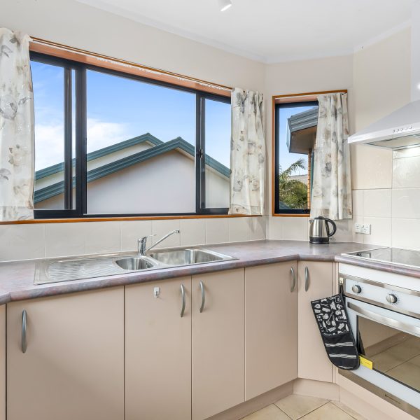 19 Angel Way, Stanmore Bay kitchen bench