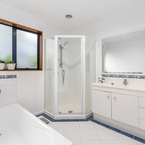 19 Angel Way, Stanmore Bay bathroom